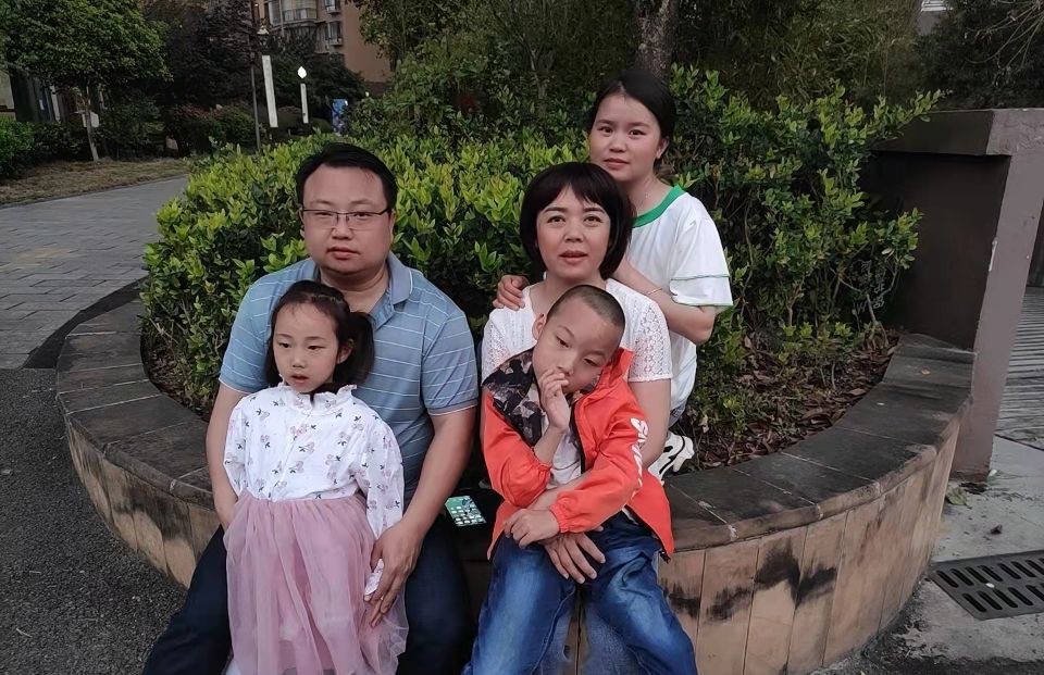 李其玉一家(身前是她亲生的一双儿女，身后是被她视为亲生孩子的学生李洪琴）.jpg