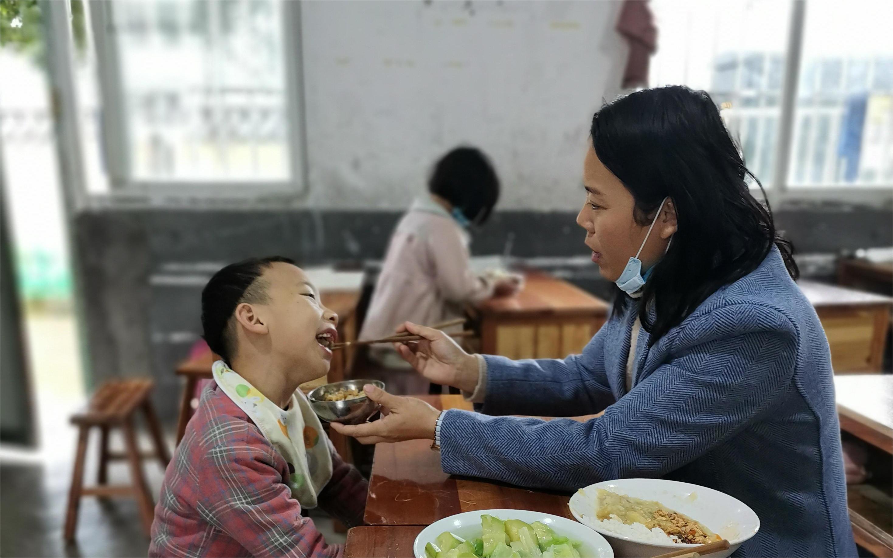 中午放学以后，李其玉与儿子在教室里午餐.jpg