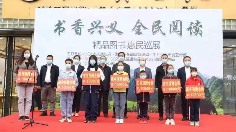 图为向学生捐赠图书.jpg
