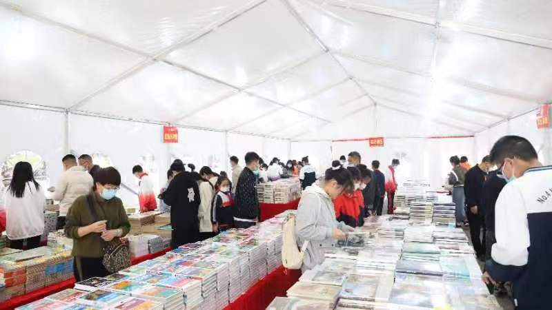 图为群众阅读图书.jpg