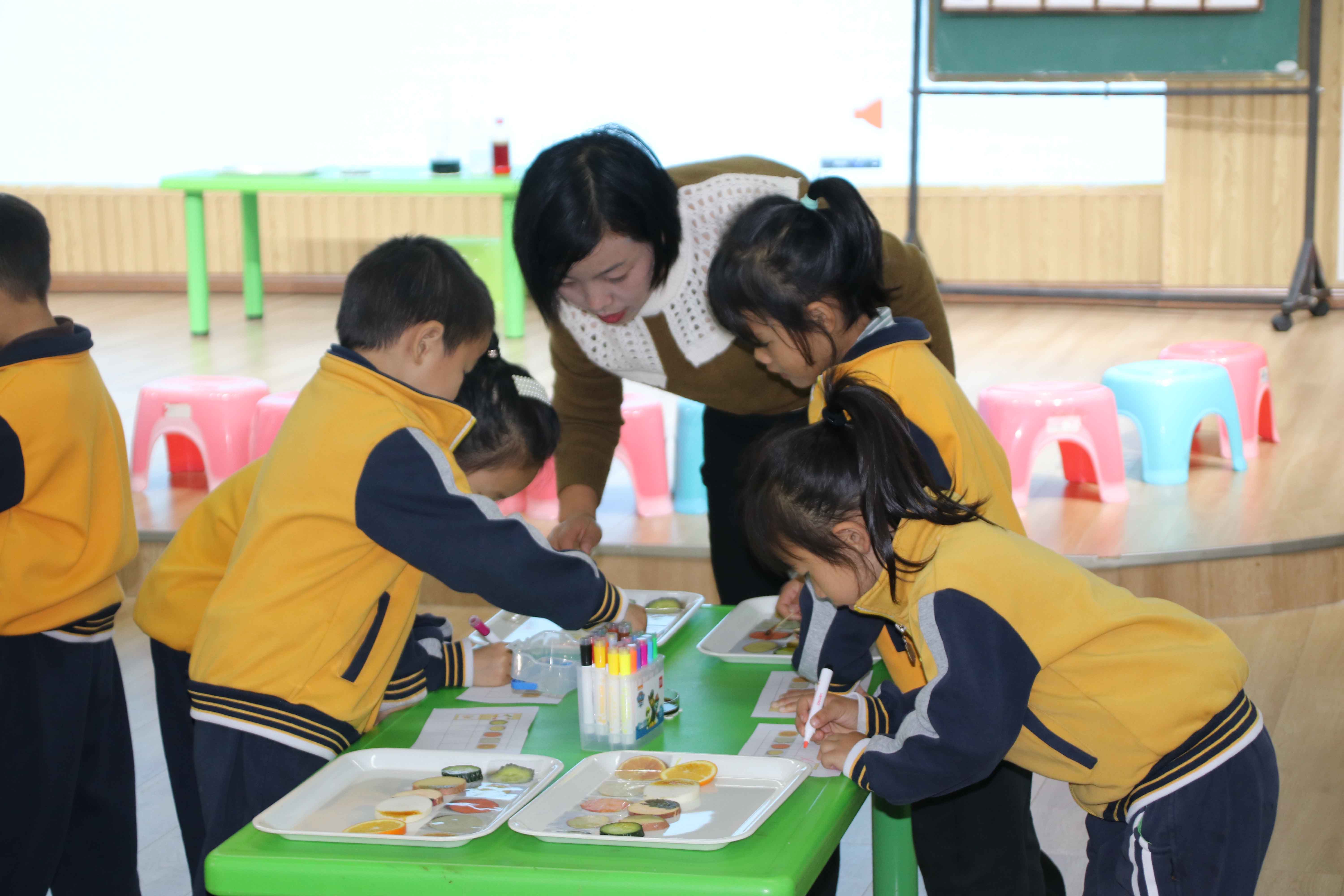 3.小朋友们正在寻找含有淀粉的食物.jpg