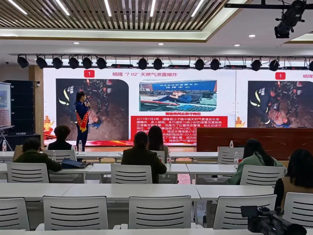 1679100331420098408.jpg 颁奖.jpg