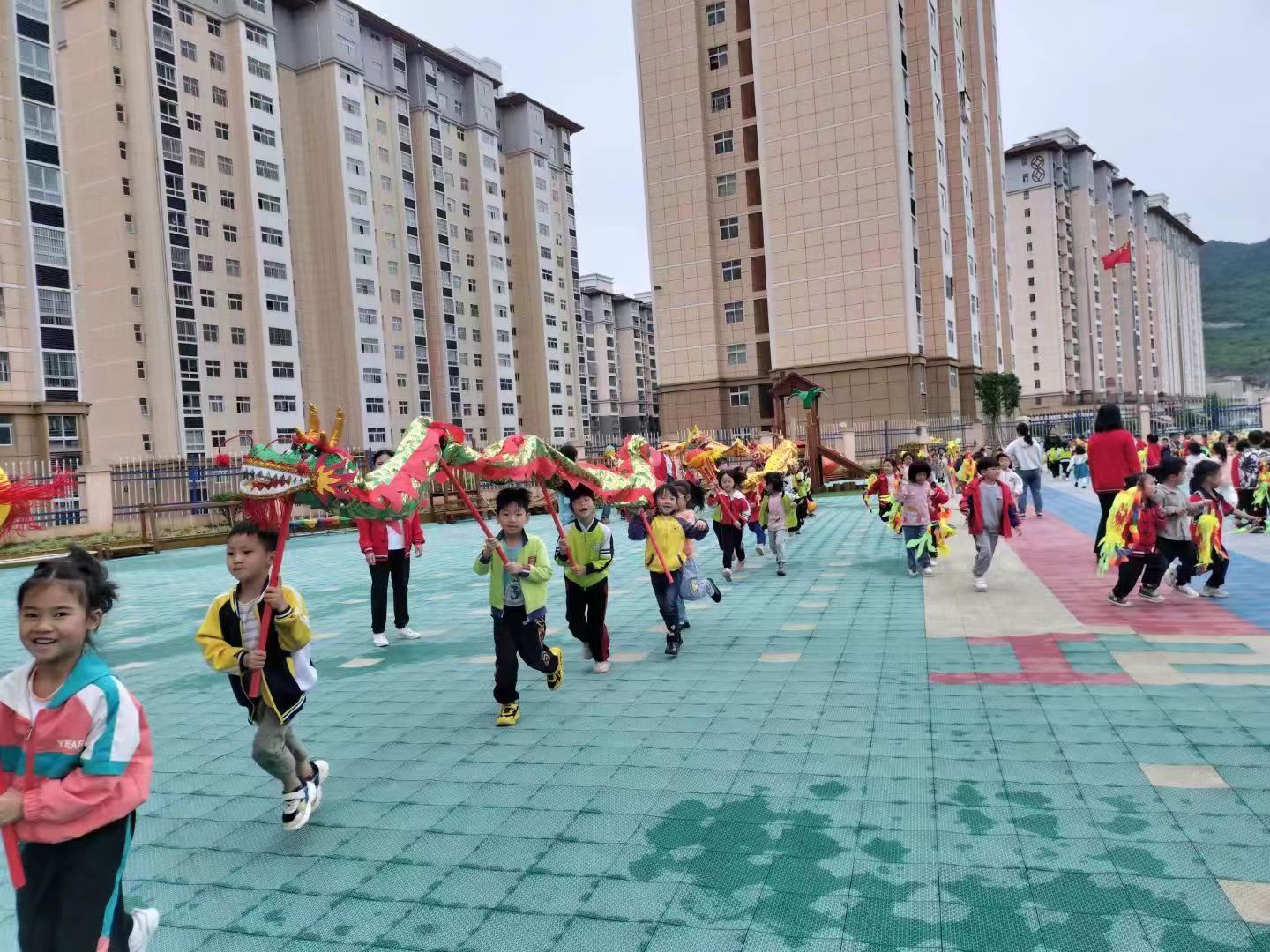 洒金街道办南兴第二幼儿园操场大课间活动：舞龙.jpg