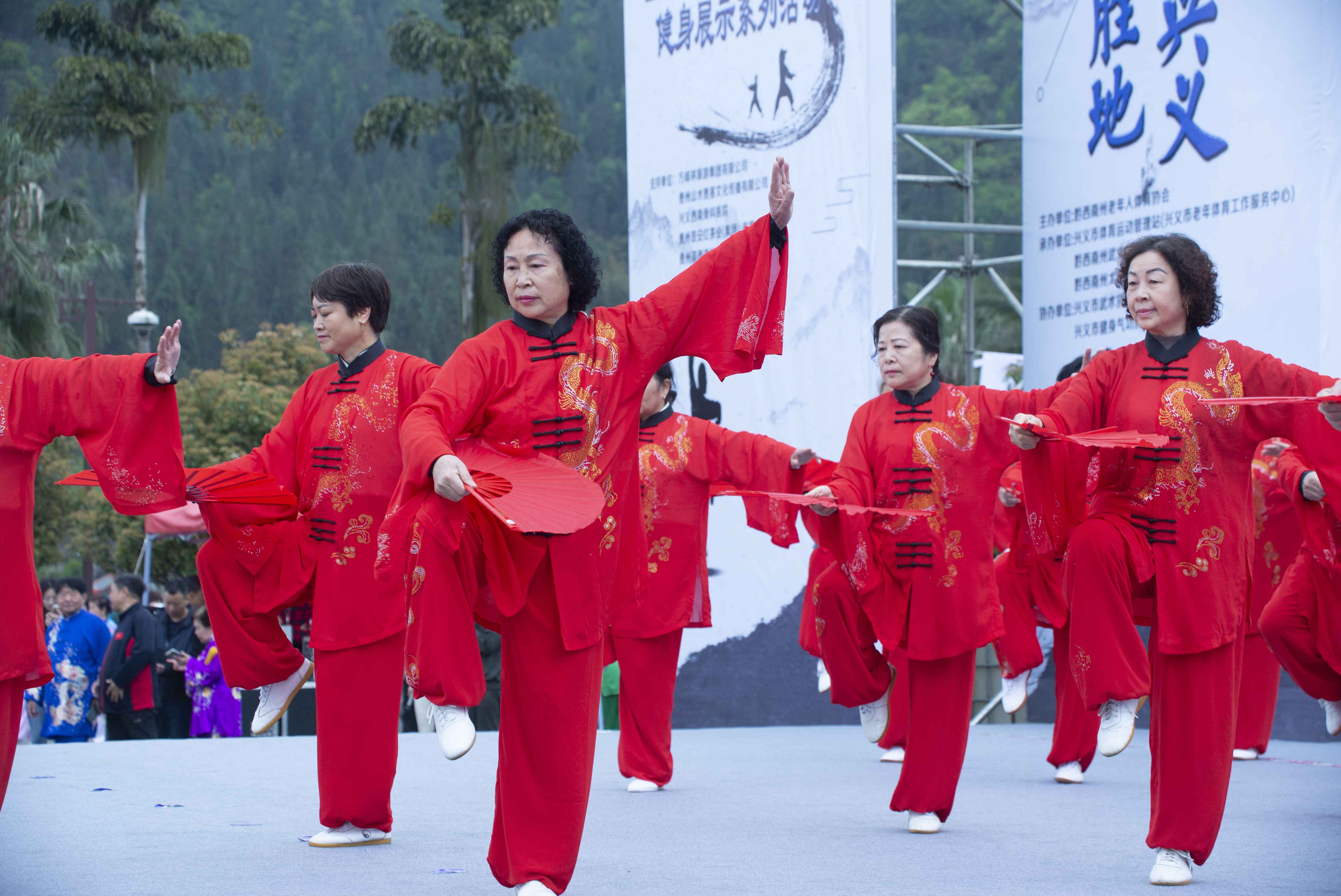 万峰林全身健身活动（摄制：印象黔西南） (21).jpg