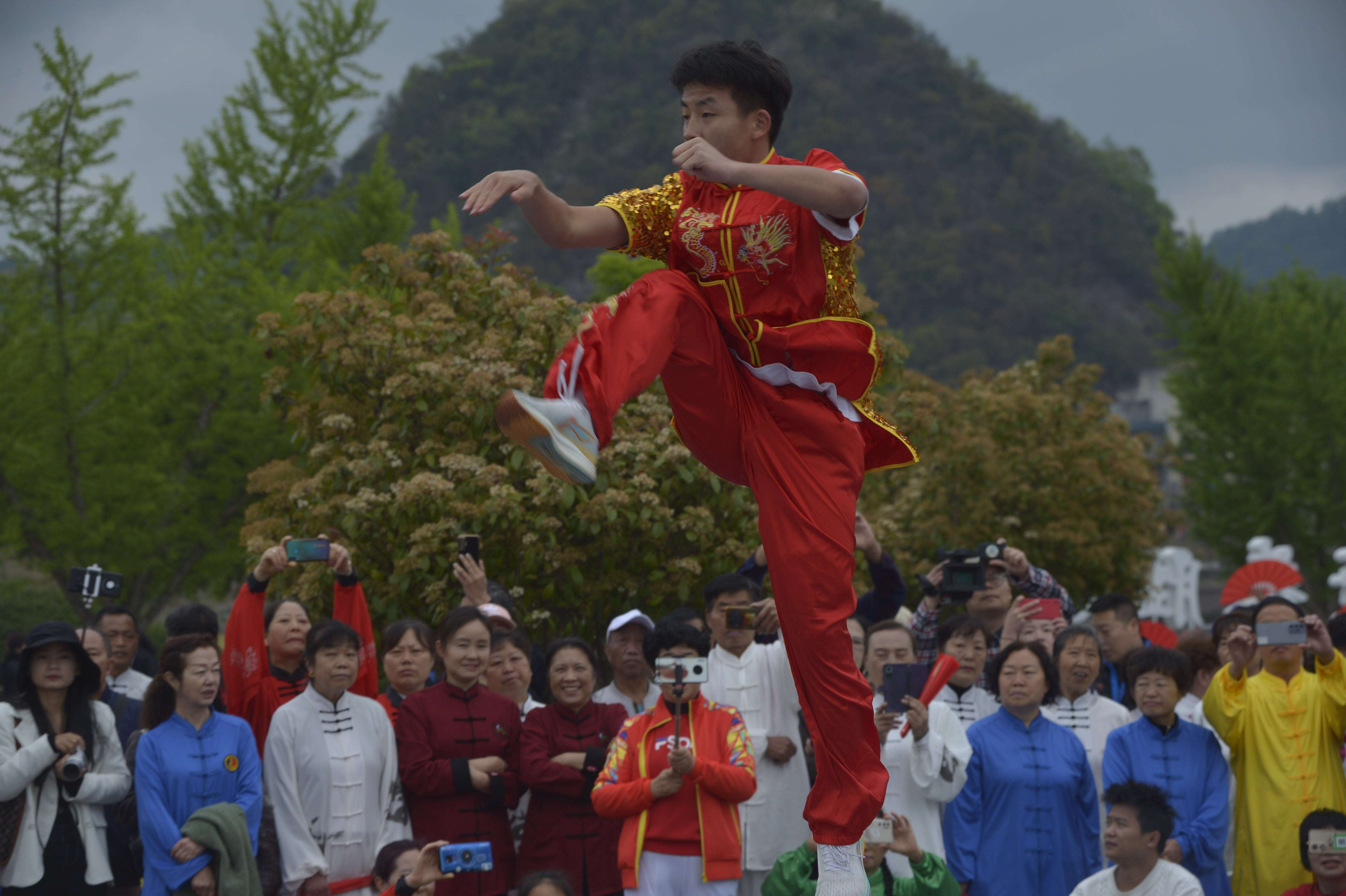 万峰林全身健身活动（摄制：印象黔西南） (8)(1).jpg