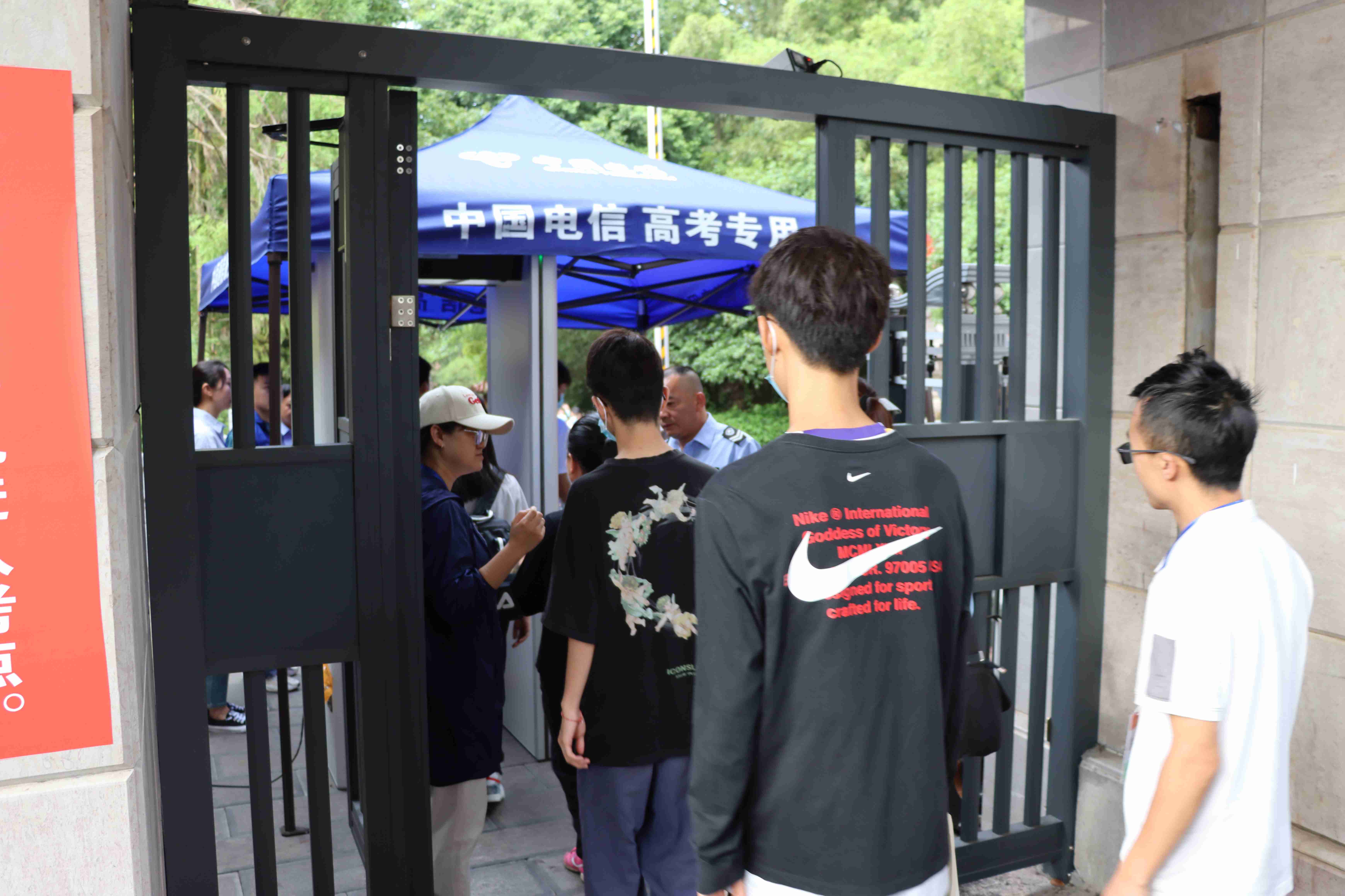 考生过“安检”进入考点.jpg
