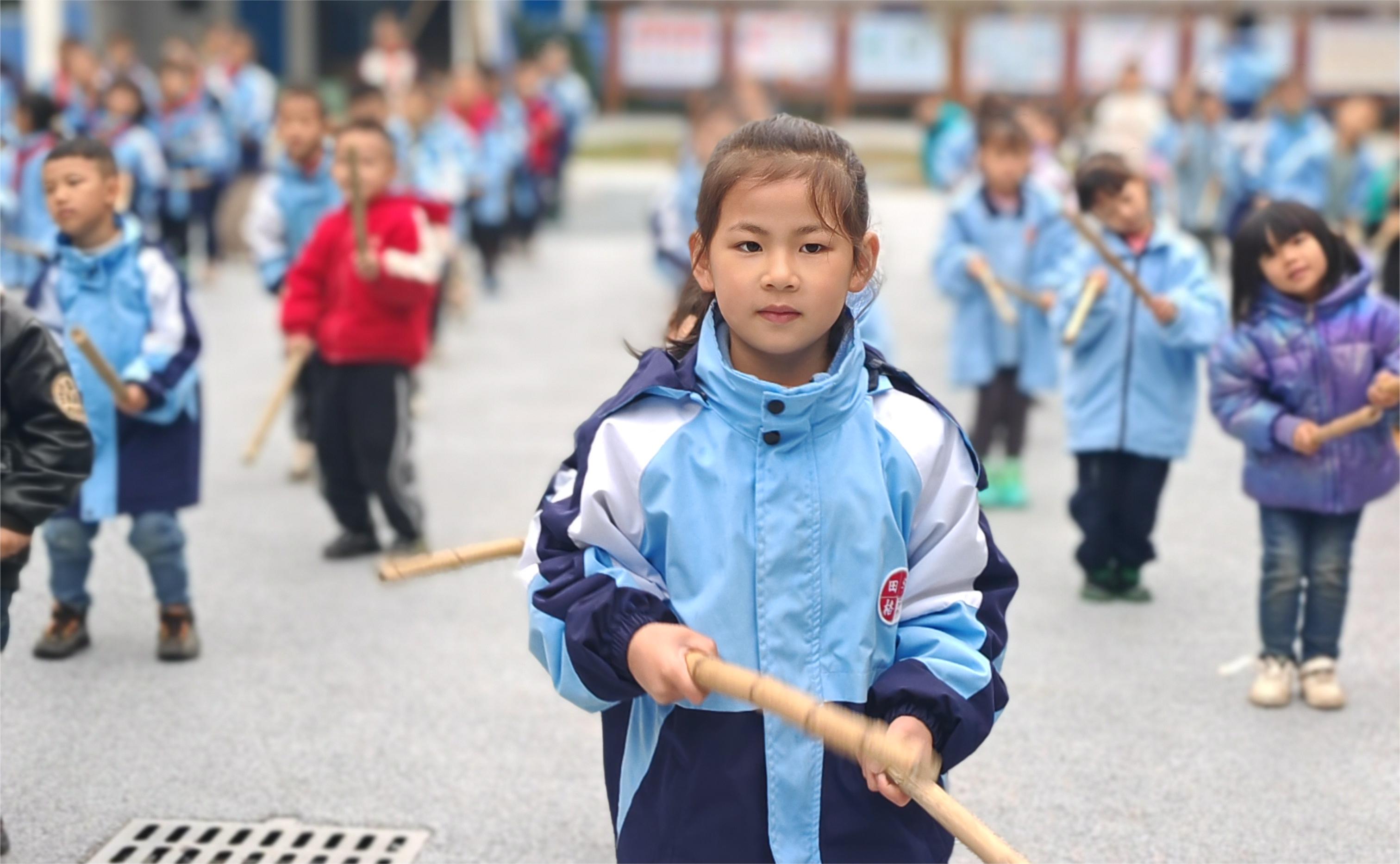 1703853599918057975.jpg 兴义市田字格万峰林民族实验学校课间:布依竹鼓操.jpg