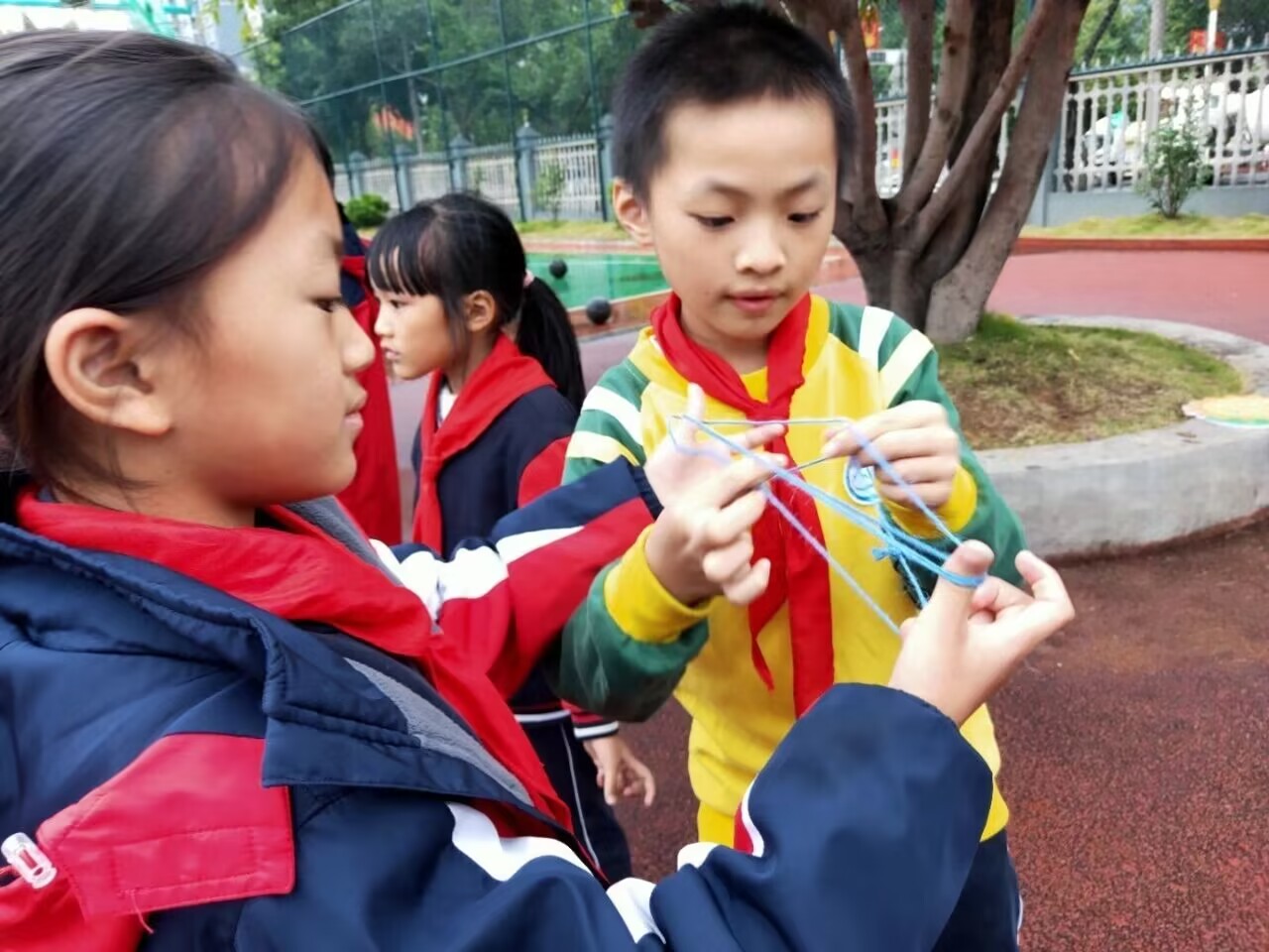 1703853857415032263.jpg 兴义市第十小学课间活动:翻花绳.jpg