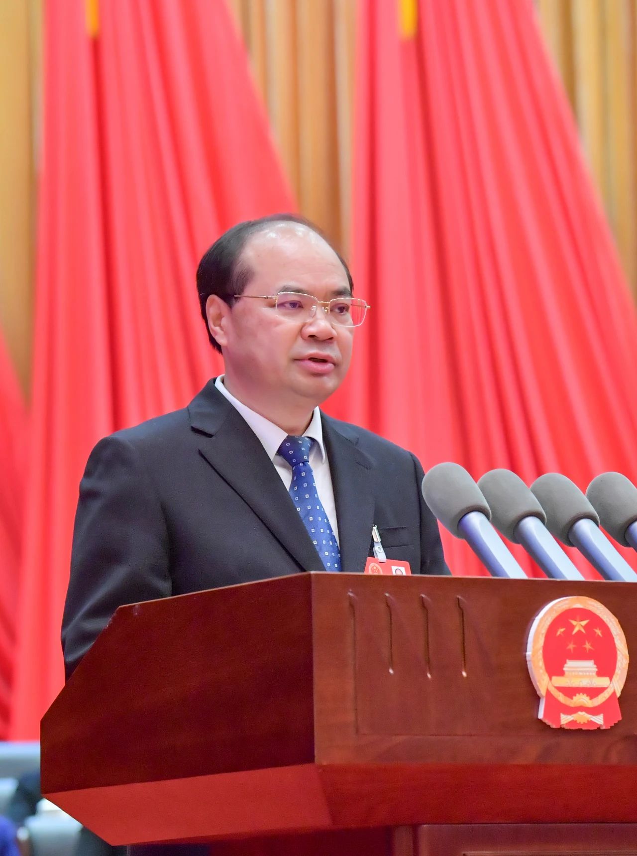 黄兴文代表州人民政府向大会作《政府工作报告》.jpg