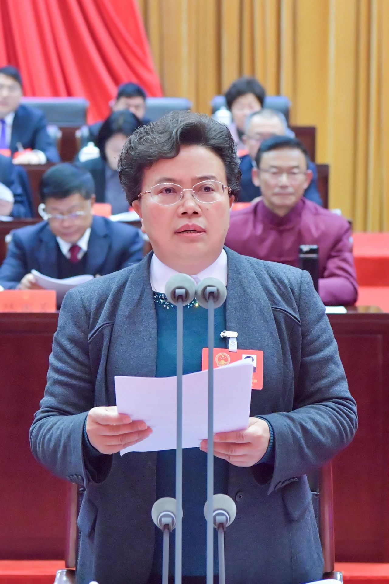 罗春红主持会议.jpg