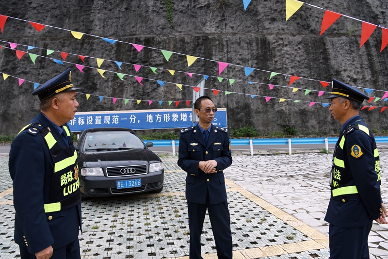 图1：兴义公路管理局路政科张迎锋科长（中）在国道320线北盘江停车服务区指导示范路创建工作..jpg