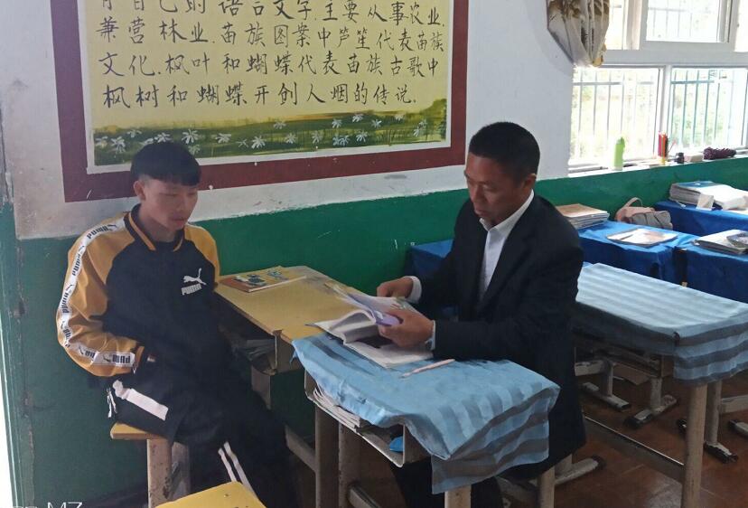 饶永红局长在与劝返学生交谈.jpg