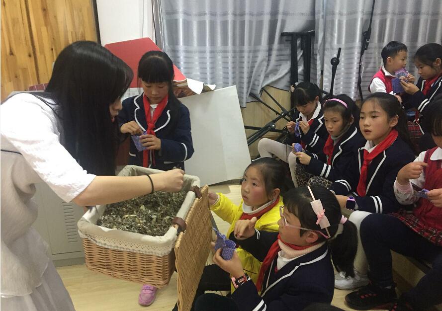 老师讲解如何装香料.jpg