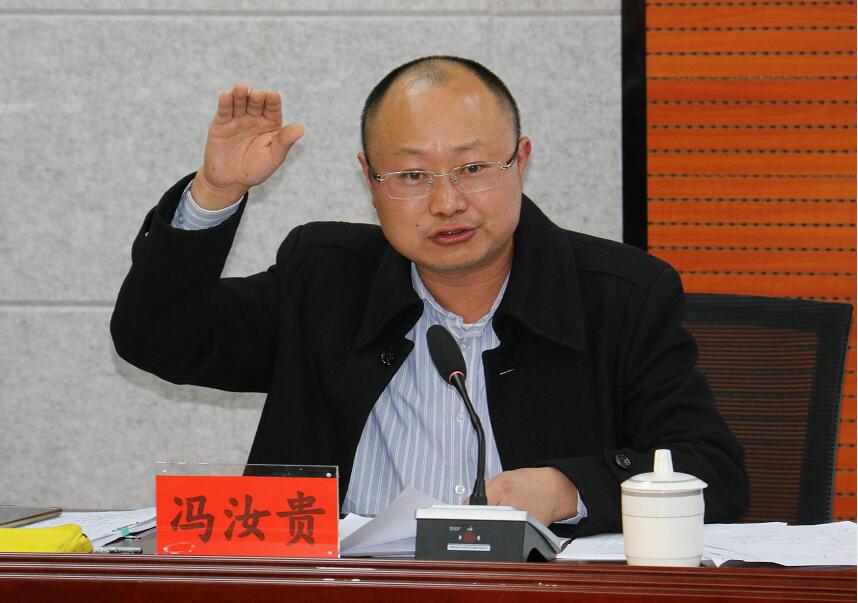 兴义市教育局专家冯汝贵作交互式白板技术指导.jpg