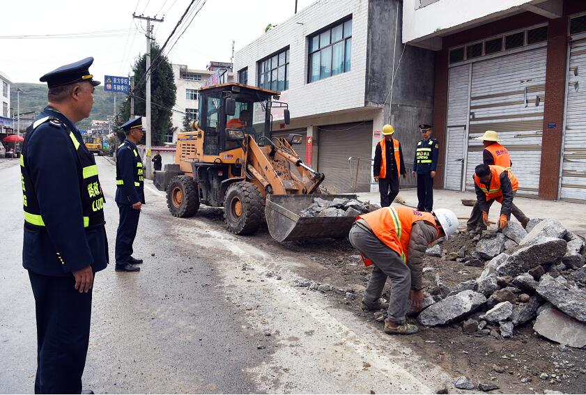 路政执法人员在国道320线五里路段拆除不规范搭接的平交道口.jpg