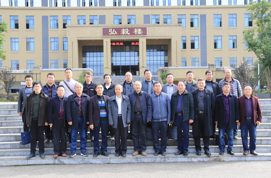 1543238639331059718.jpg 教学楼前合影留念.jpg