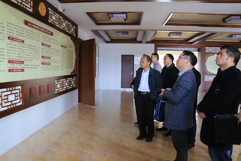 1543238712564069786.jpg 听王校长介绍校园文化建设.jpg