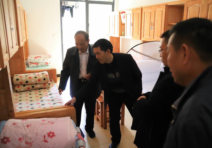 1543238739148092369.jpg 参观学生公寓.jpg