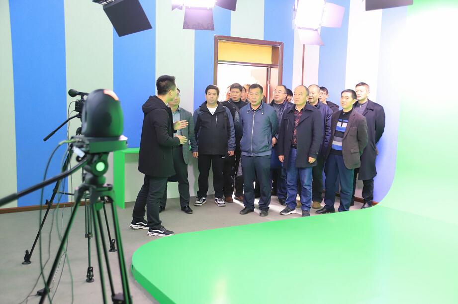 1543238763500044557.jpg 参观多彩校园电视台.jpg