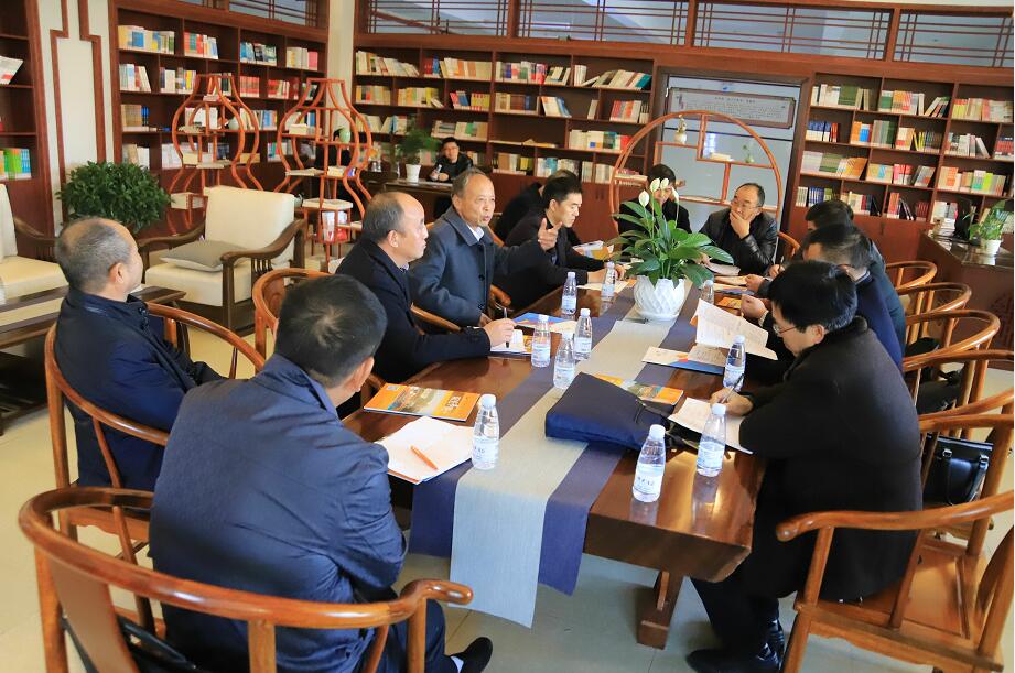 1543238788734029027.jpg 在教师书吧王校长认真解答客人们的疑惑.jpg