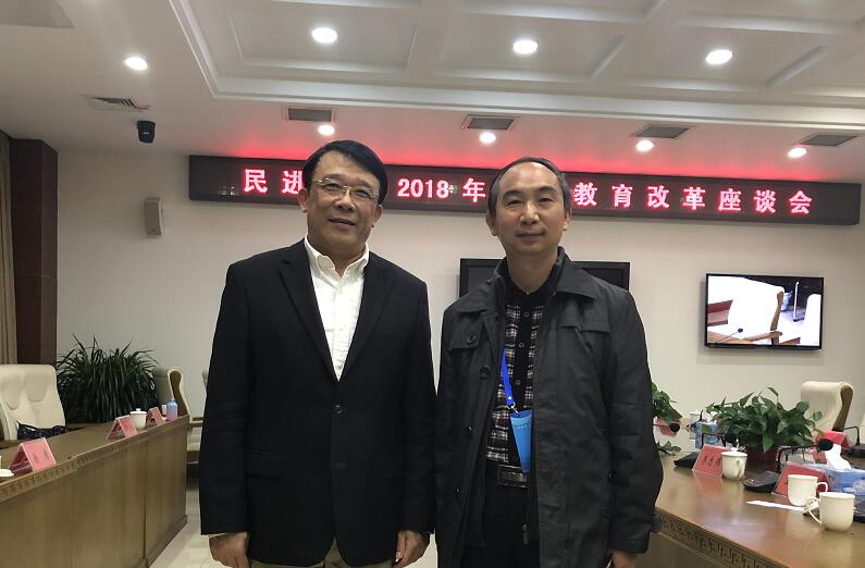 兴义八中校长彭贻荣与教育部副部长朱之文合影.jpg