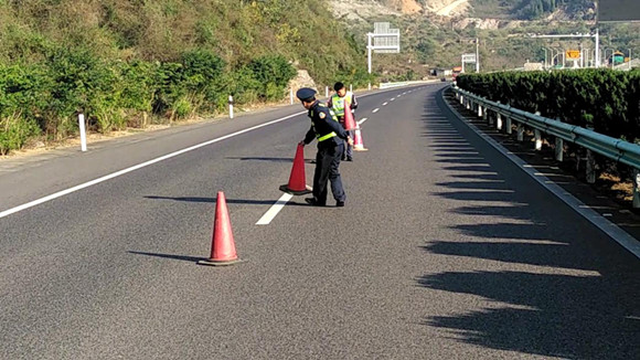 1543478161684033001.jpg 摆放警示标志.jpg