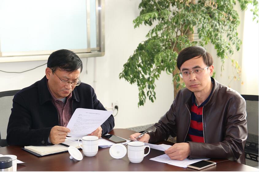 1543480123968000227.jpg 专家组分别对教学设计进行探讨.jpg