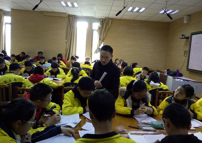 重庆树人研究院司体忠教师激发学生的创造力.jpg