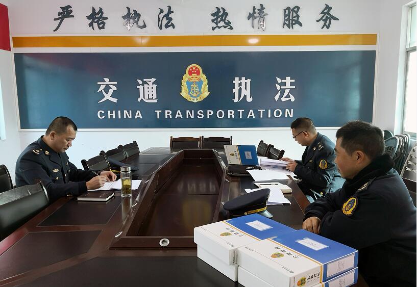 检查组认真检查内业资料.jpg