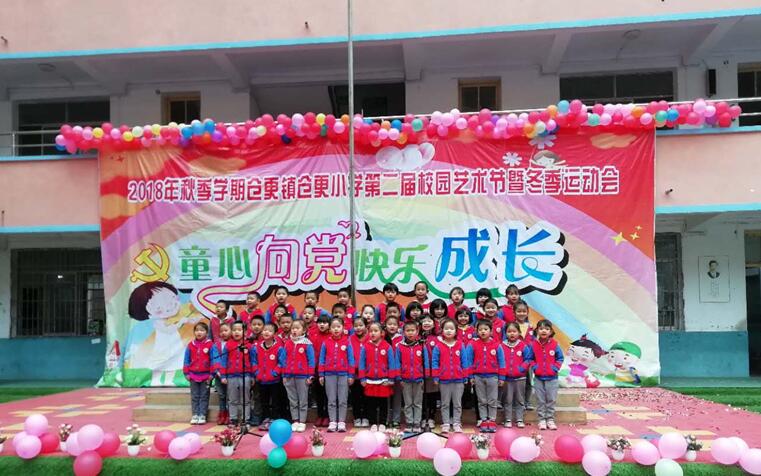 一年级的孩子合唱《国旗国旗真美丽》.jpg