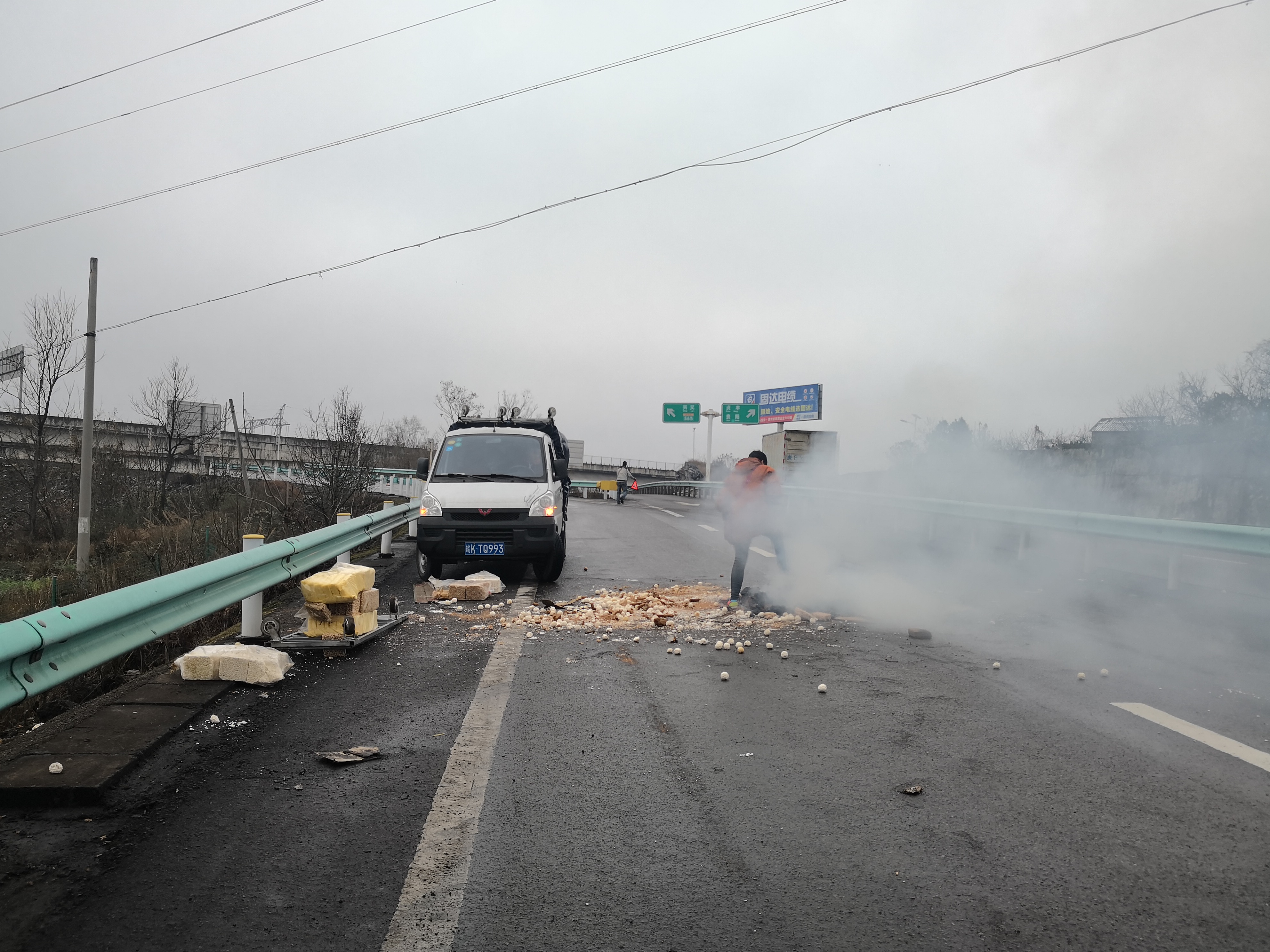 1546419597734023625.jpg 货车失火现场.jpg