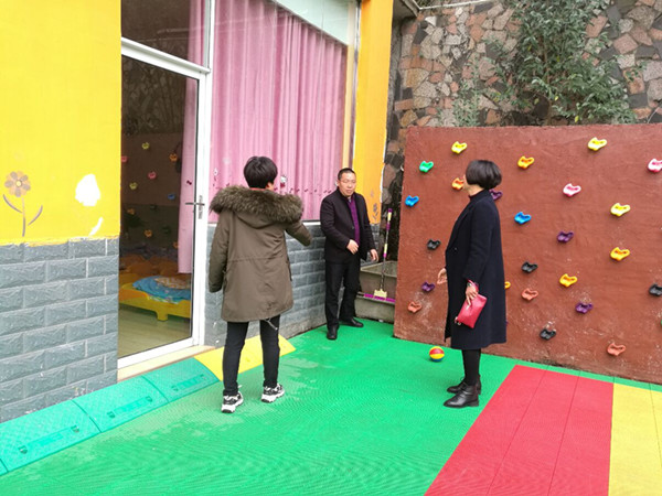 检查组检查室外设施.jpg