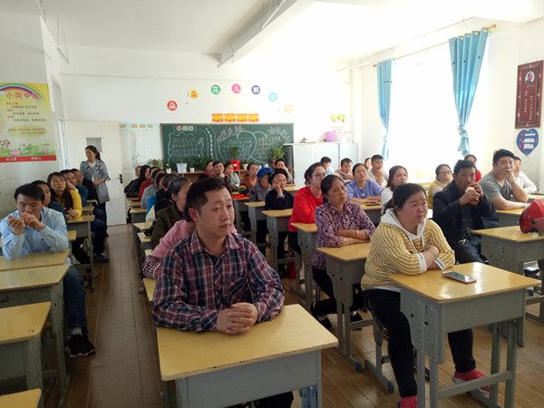 家长们在听取陈洪校长的报告.jpg