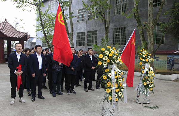 1554347096724066414.jpg 兴仁供电局到烈士陵园扫墓缅怀革命先烈弘扬爱国情怀 (6).jpg