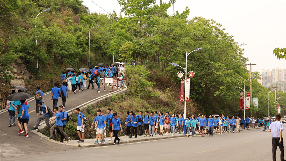 昂首阔步  自信满满 - 复件(2).jpg