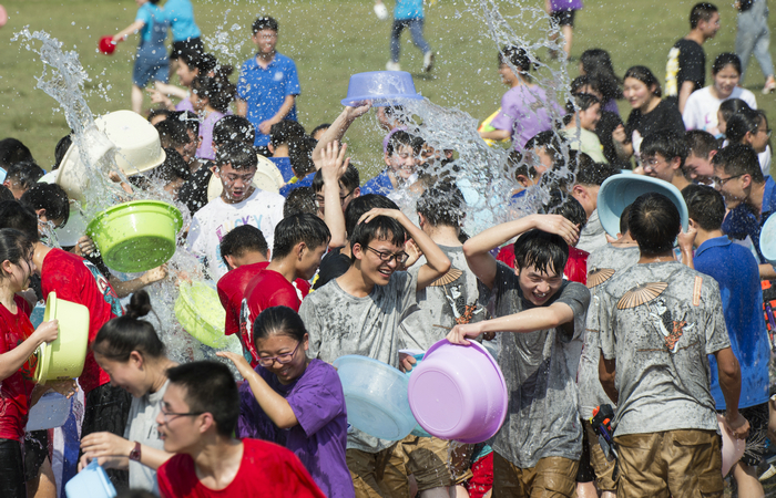 1557931544324024240.jpg 兴义八中2019年泼水节 (1).jpg
