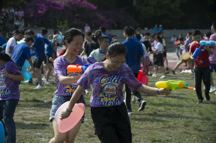 1557931577963013288.jpg 兴义八中2019年泼水节 (2).jpg