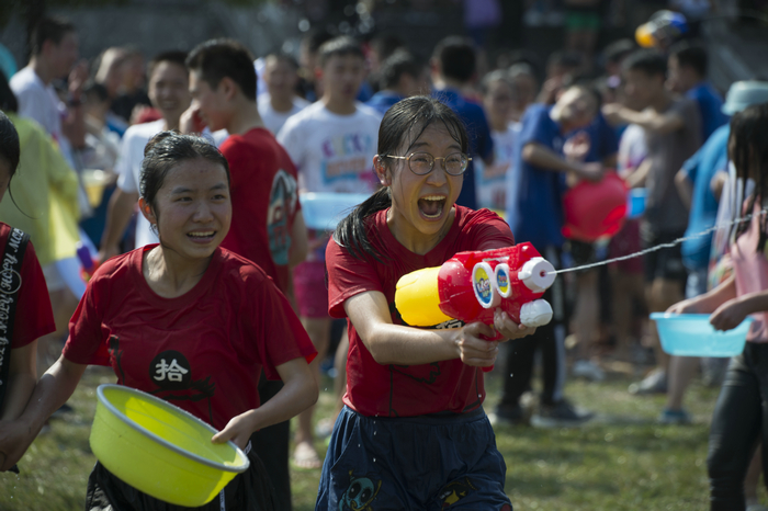 1557931595001022755.jpg 兴义八中2019年泼水节 (3).jpg