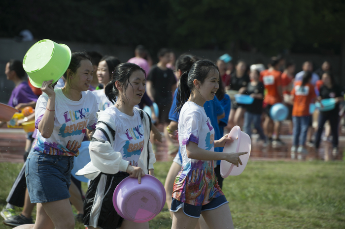 1557931612953002609.jpg 兴义八中2019年泼水节 (4).jpg