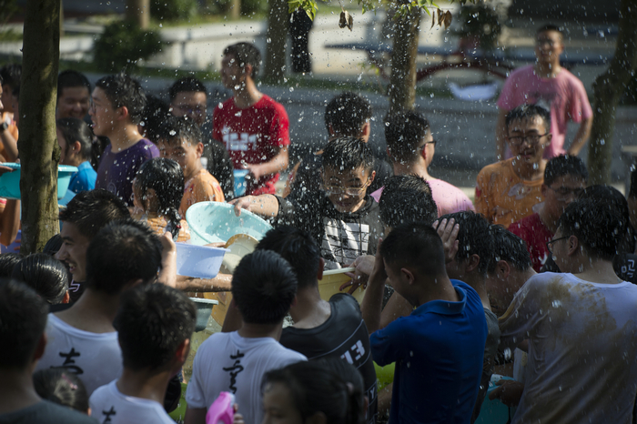 1557931682043081861.jpg 兴义八中2019年泼水节 (8).jpg