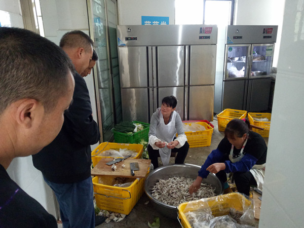检查枫糖学校食堂.jpg