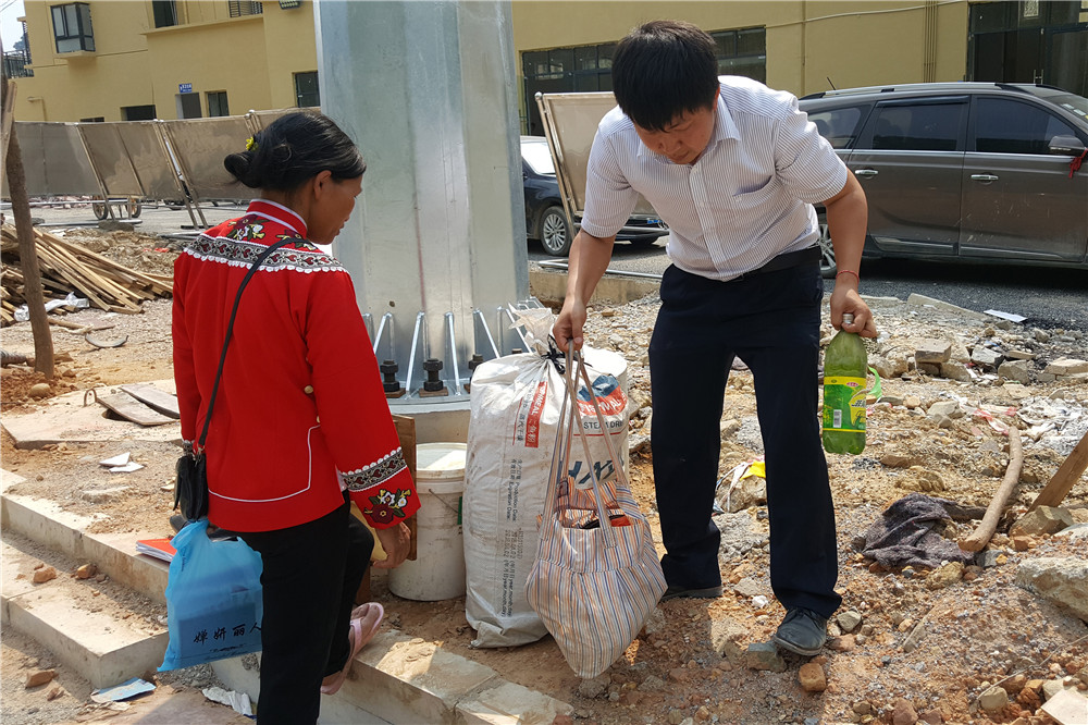 1559786657178014778.jpg 兰仕勇帮助搬迁户搬东西进新家.jpg