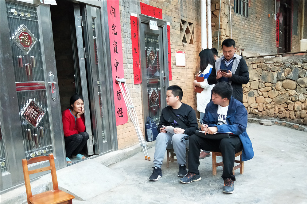 1559786676368047937.jpg 兰仕勇与联系村领导、下沉干部、村主任到马云组动员搬迁.jpg