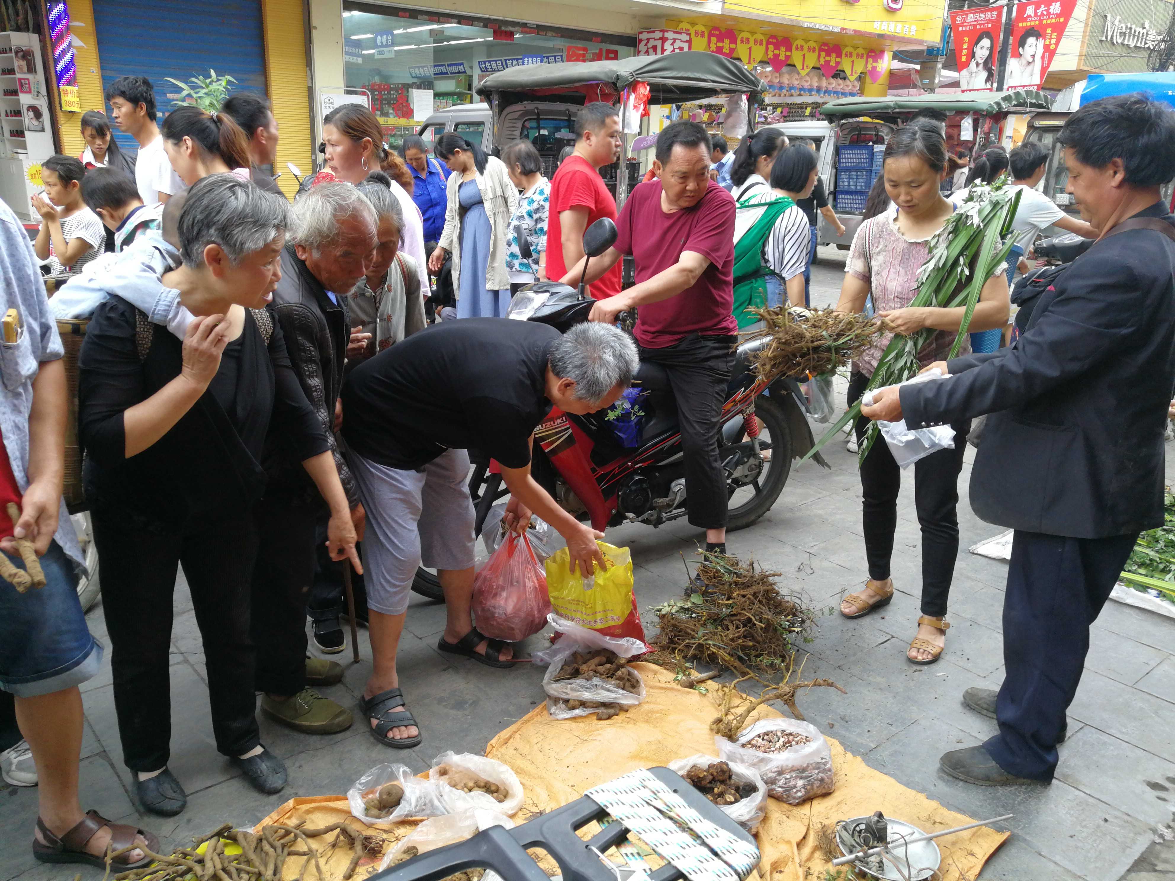 喧闹的兴仁端午药市 (1).jpg