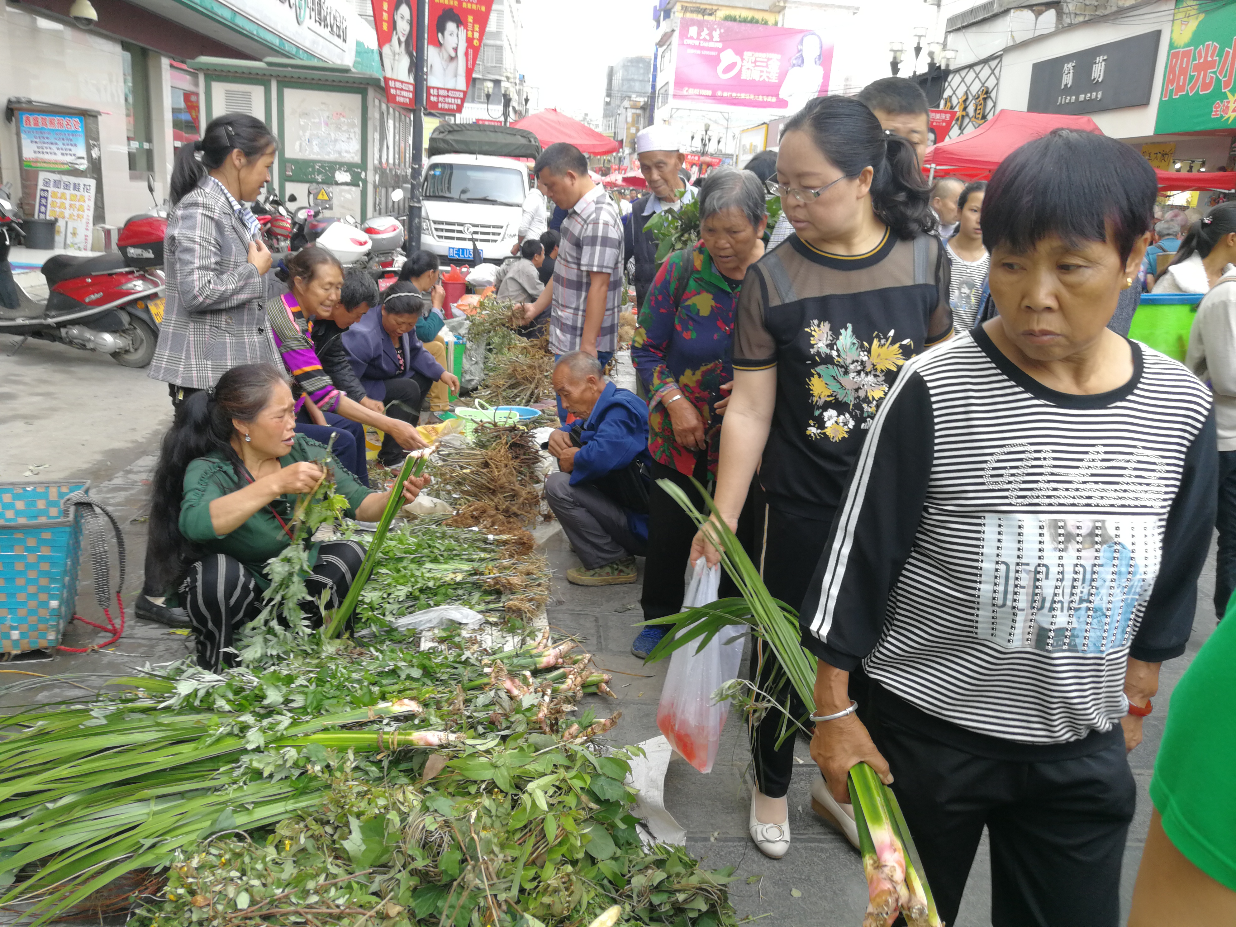 喧闹的兴仁端午药市 (3).jpg