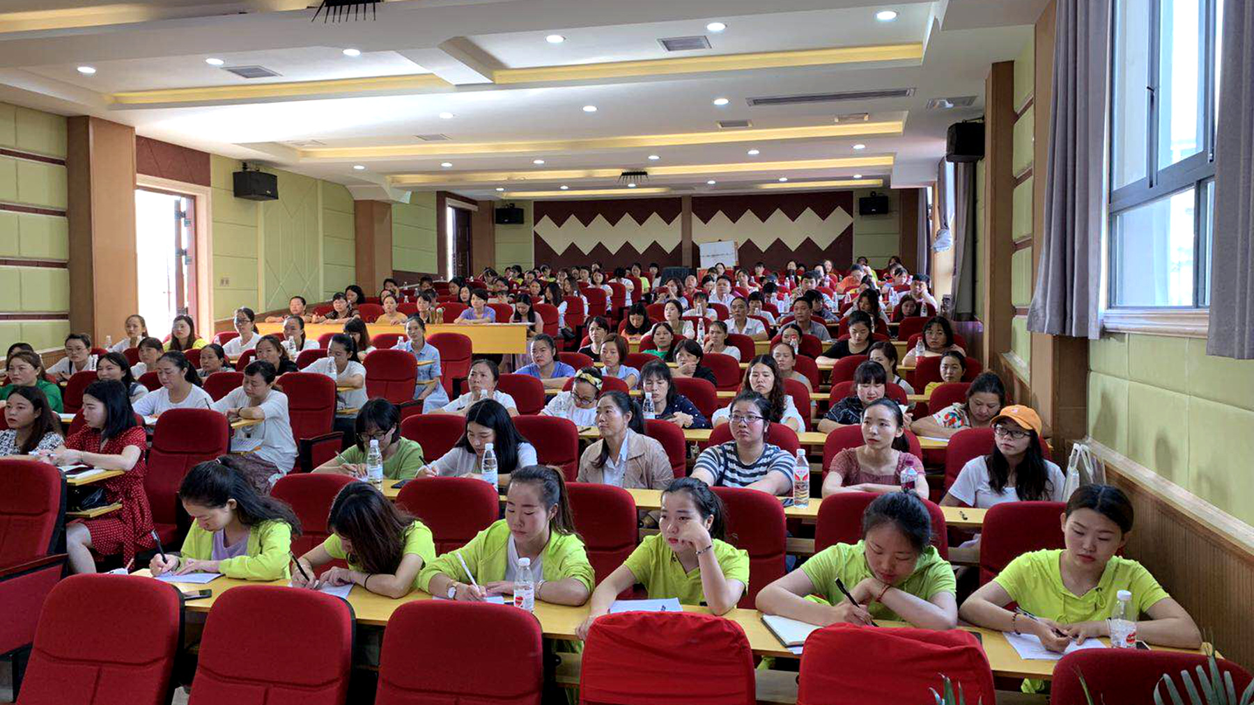 （图为：下五屯办民办学校(幼儿园）教师正在收看网络直播）.jpg
