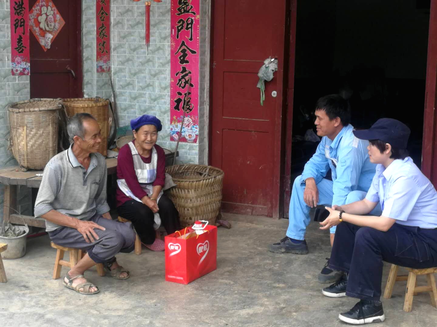 1560926704228098931.jpg 供电所员工登门道谢见义勇为的村民.jpg