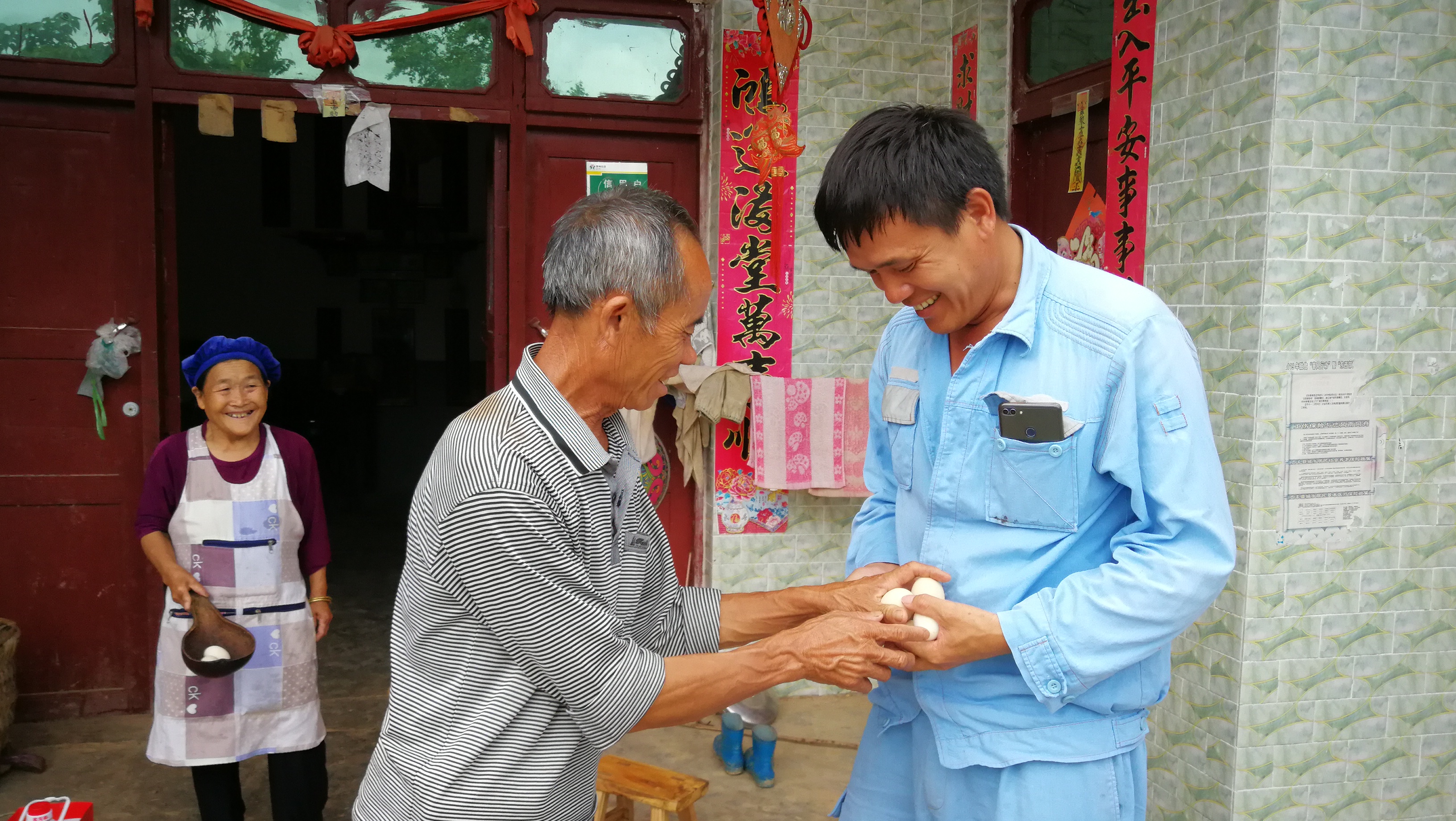 1560926719829014699.jpg 村民将鸡蛋放在客户经理手中.jpg