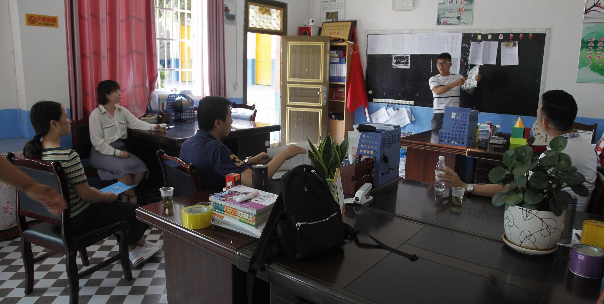 1566361110578049923.jpg 调研组一行到兴仁市大山乡河坝村小学调研观看了老师的示范课,就授课技巧、师生互动等方面进行了交流_MG_3917_.jpg