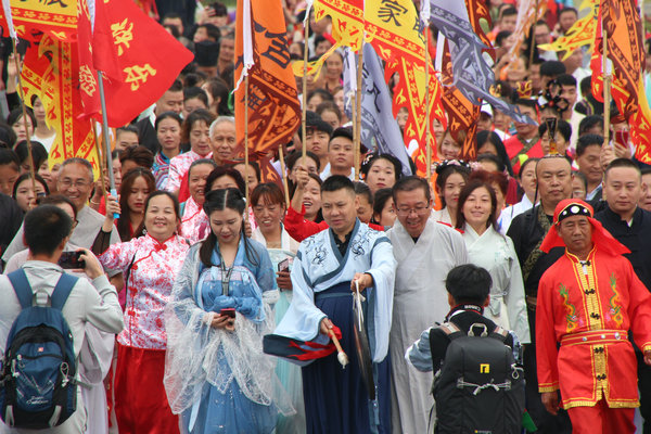 1570519296238076209.jpg 探秘喀斯特第一天(摄影:陆发春) (5).jpg